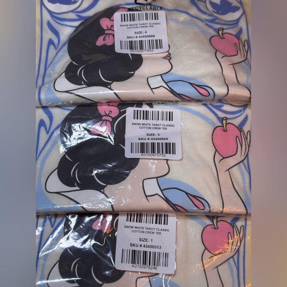 NWT🍎 Torrid Snow White Tarot Classic Crew Tee -ONLY SIZE 1X LEFT - Picture 3 of 4